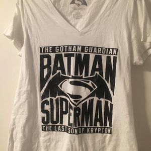 Batman vs Superman T-shirt Vneck Women’s XL